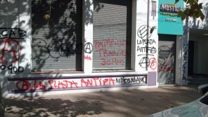 Ataque y vandalismo en el meeting partidario de Renacer: Local Mystica de La Plata vandalizado por grupo Anti Fa / La Plata 24/03/2021