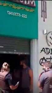 Ataque y vandalismo en el meeting partidario de Renacer: Policía viendo el estado del local vandalizado por el grupo Anti Fa / La Plata 24/03/2021